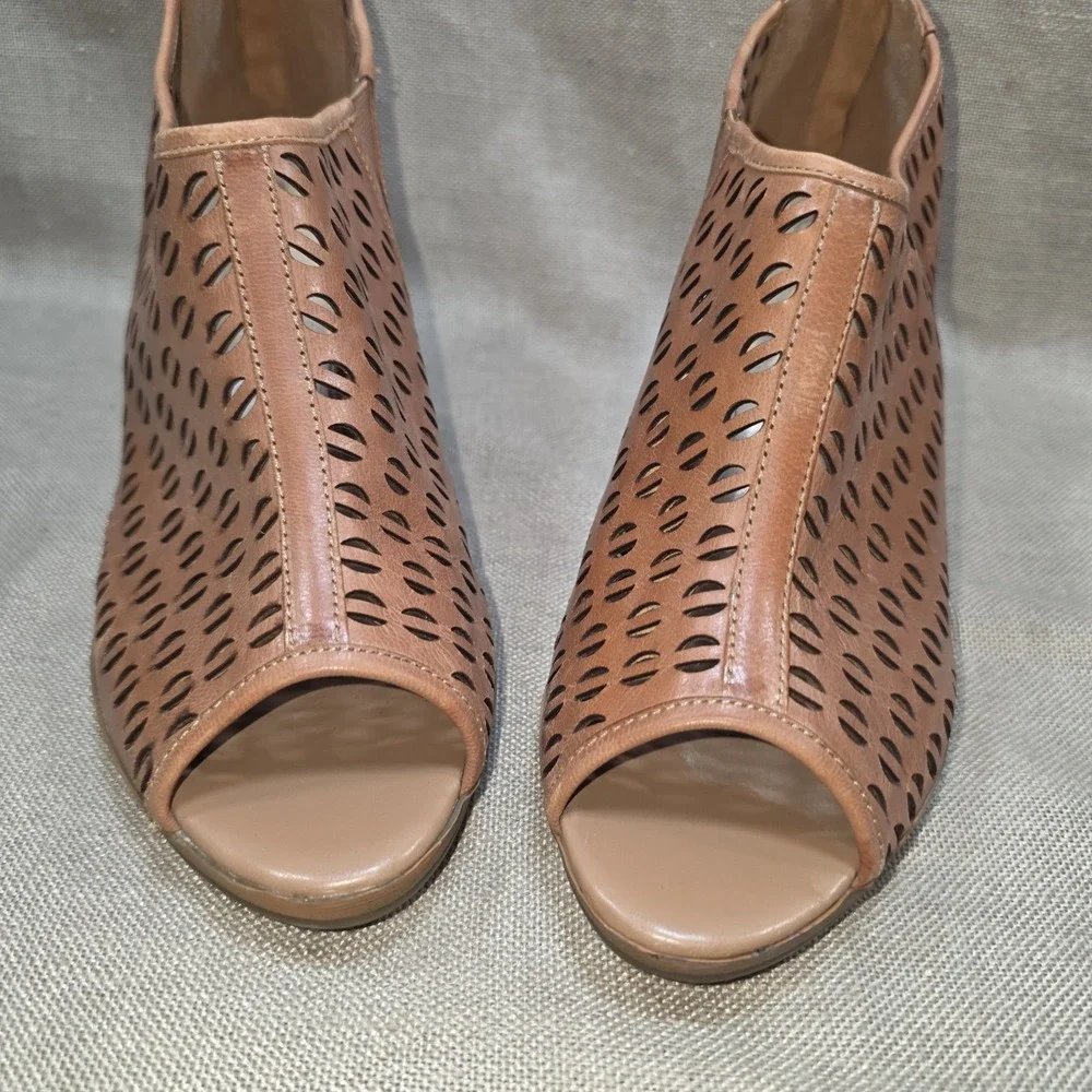 Bella Vita Tan Leather Upper Peep Toe Shoes Size 8.5 Medium